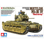 35355 Танк Matilda MK III/IV вКрасноармейском варианте в комплекте 2 фигуры советских танкистов, два вида траков, 2 варианта маркировки